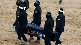 قسام، جنازه دو اسیر اسرائیلی را تحویل می‌دهد