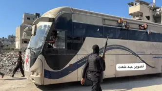 لحظه ورود اتوبوس‌های حامل اسرای آزادشده به بیمارستان ناصر در خان‌یونس + ببینید