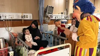 هنرمندان مرکز تئاتر کانون در کنار کودکان بیمارستان شهید رجایی