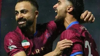 بوسه‌ای از جنس عشق؛ فوتبالیست ایرانی پس از گل، دستان مادر را بوسید