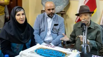 علی نصیریان نشان سنگلج را به هادی مرزبان اهدا کرد
