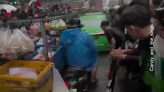 ببینید؛ خشم تایلندی‌ها از نتانیاهو زیر باران شدید