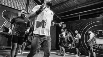 حمید صفت در کنار مبارز ایرانی در دبی