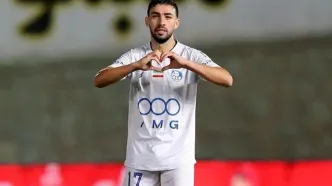 ورود عجیب ستاره استقلال به ورزشگاه با عروسک لبوبو!