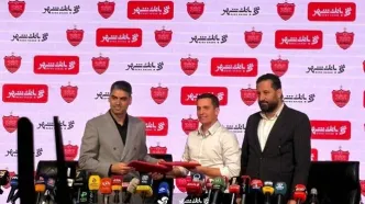 لحظه امضای قرارداد اوسمار ویرا با پرسپولیس در مراسم معارفه