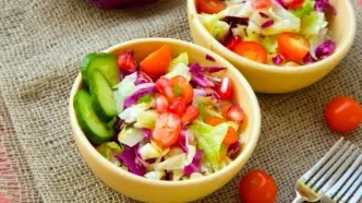 آیا مصرف سالاد همراه غذا باعث سوءهاضمه می‌شود؟