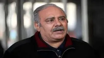 گریه و بی‌قراری نوه مرحوم «محمد کاسبی» در مراسم تشییع پدربزرگش/ ویدئو