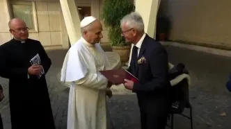 پاپ لئو یک اسب عربی هدیه گرفت