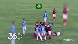 کتک‌خوردن داور ایرانی وسط زمین