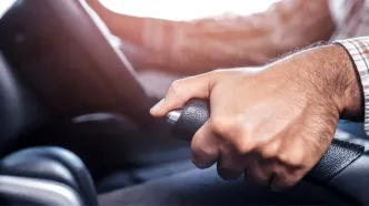 اشتباه رایج هنگام بالا کشیدن ترمز دستی