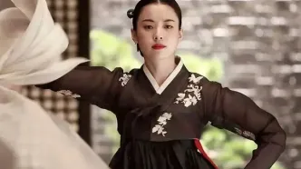 «دونگ‌یی» با لباس خلبانی در کنار هواپیمای جنگنده