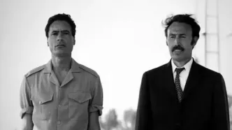 «قذافی» و رئیس جمهور بلغارستان در حال استراحت روی فرش ایرانی؛ سال 1363