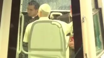 رقص سنتی لبنانی‌ها زیر باران سیل‌آسا در استقبال از پاپ