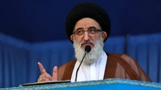 امام جمعه کرج: آمریکا رو به زوال و به بن بست رسیده / در برابر غرب ایستاده‌ایم، کوتاه هم نمی‌آییم