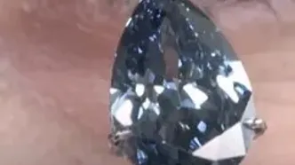 حلقه الماس آبی کمیاب ۲۵ میلیون دلار به فروش رسید