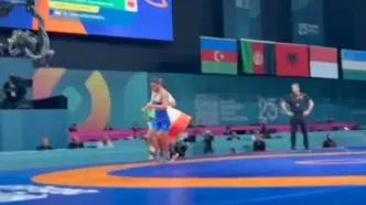 دور افتخار رحمان عموزاد و مهدی تقوی با پرچم ایران در ریاض