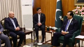 دیدار قالیباف با کفیل ریاست جمهوری پاکستان و اهدای هدیه به او