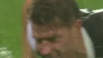 سیل در زمین فوتبال؛ تماشاگران شاهد بازی در استخر شدند+فیلم