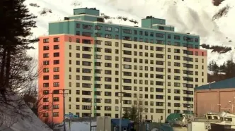 شهر عجیبی که تمام ساکنانش در یک برج با فروشگاه، کلیسا و کلانتری زندگی می‌کنند