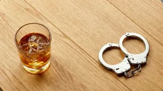 مهمانی جنجالی بازیگرها/ بازداشت ۷ فرد سرشناس‌ با ۳۸ لیتر مشروب