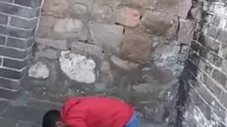 نماز خواندن امید علیمردانی بازیگر سریال ستایش روی دیوار چین