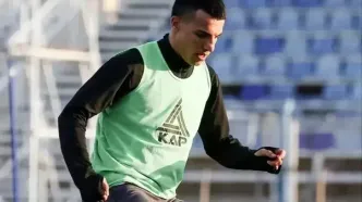 ستاره تراکتور گل خود را تقدیم به صابر کاظمی کرد