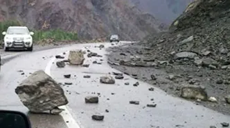 لحظاتی از ریزش دلهره‌آور کوه در جاده چالوس