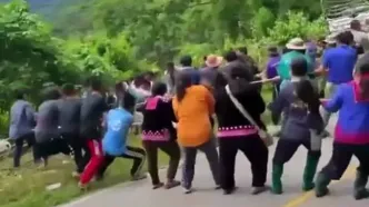 مردم با دست خالی خودروی سقوط کرده را بیرون کشیدند!