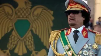 معمر قذافی در جوانی و در حال غذا خوردن با دست