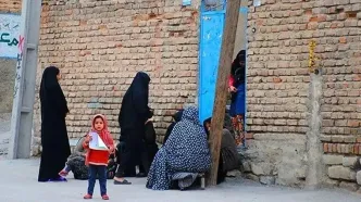 فاضلاب انسانی جاری در کوچه های یک محله حاشیه نشین / زنان بیشتر از مردان رنج می برند / نبود آب سالم و بهداشت، کودکان را درگیر بیماری پوستی می کند