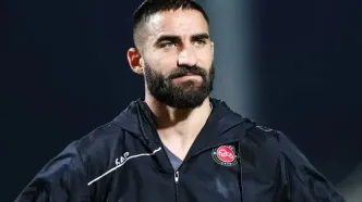 ستاره سابق استقلال در شرایط پیچیده و عجیب با پیراهن قرمز!