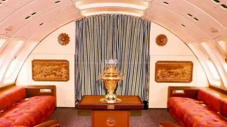 فرح پهلوی در اولین بویینگ ۷۴۷ اس پی سال ۱۳۵۵