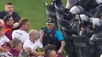 خالی کردن اسپری فلفل در صورت بازیکنان توسط پلیس!