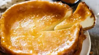 چیز کیک تنوری با سس کارامل؛ دسر خوشمزه کافی شاپی