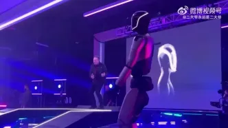 رقص هماهنگ ایلان ماسک و ربات انسان‌نمای اپتیموس