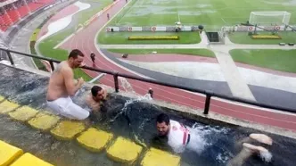 زمین فوتبال تبدیل به استخر شد!