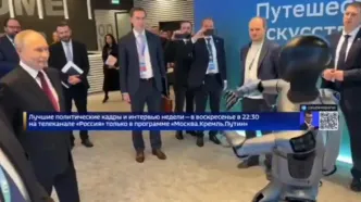 رقص ربات انسان‌نمای ساخت روسیه در مقابل پوتین