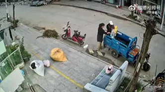 ببینید؛ سقوط پیاپی یک کودک از پشت موتور سه چرخ