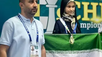 شطرنج باز دختر ایرانی با حجاب چادر بر روی سکوی جهانی/ عکس