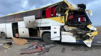 برخورد اتوبوس با تریلی در قم؛ ۱۵ نفر مصدوم شدند