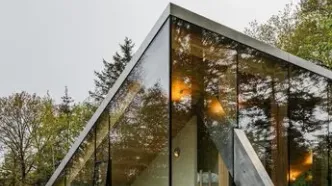 خانه‌ای رویایی که سقفش میزبان پرندگان و خفاش‌هاست