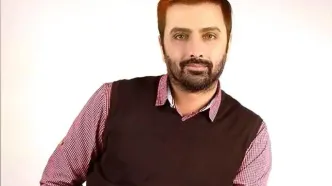 امین زندگانی در کنار آرامگاه کوروش در پاسارگاد