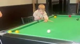کودک دوساله جهان را با مهارتش در بیلیارد شگفت‌زده کرد