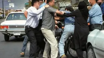 دعوای شدید یک مرد با زن جوان در خیابان + فیلم