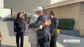 ببینید؛ لحظه اطلاع پدر صابر کاظمی از فوت پسرش و دیدار با پیکر صابر