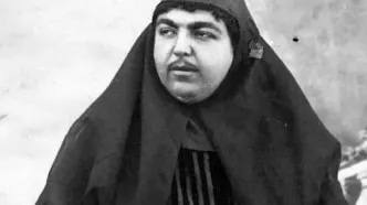 ژست خاص «عصمت‌الدوله» دختر ناصرالدین شاه به همراه حیوان خانگی‌اش