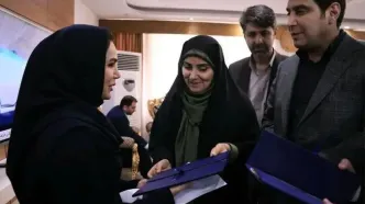 تجلیل وزیر راه و شهرسازی از فرزند شهید و همسر کارمند فقید راهداری در سفر به کردستان