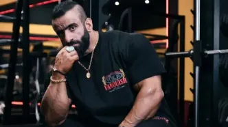 تصویر رهبر انقلاب روی صفحه نمایش موبایل هادی چوپان/ ویدئو