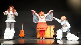 گشت‌وگذار نمایشی دوره‌گردها در کوچه‌های پاییز