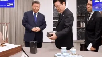 رئیس‌جمهور چین، همتای کره‌ای خود را با دو گوشی شیائومی غافلگیر کرد!